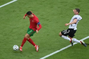 Bí Quyết Đá Thòng Trung Vệ Hiệu Quả Để Trở Thành Chốt Chặn Vững Chắc